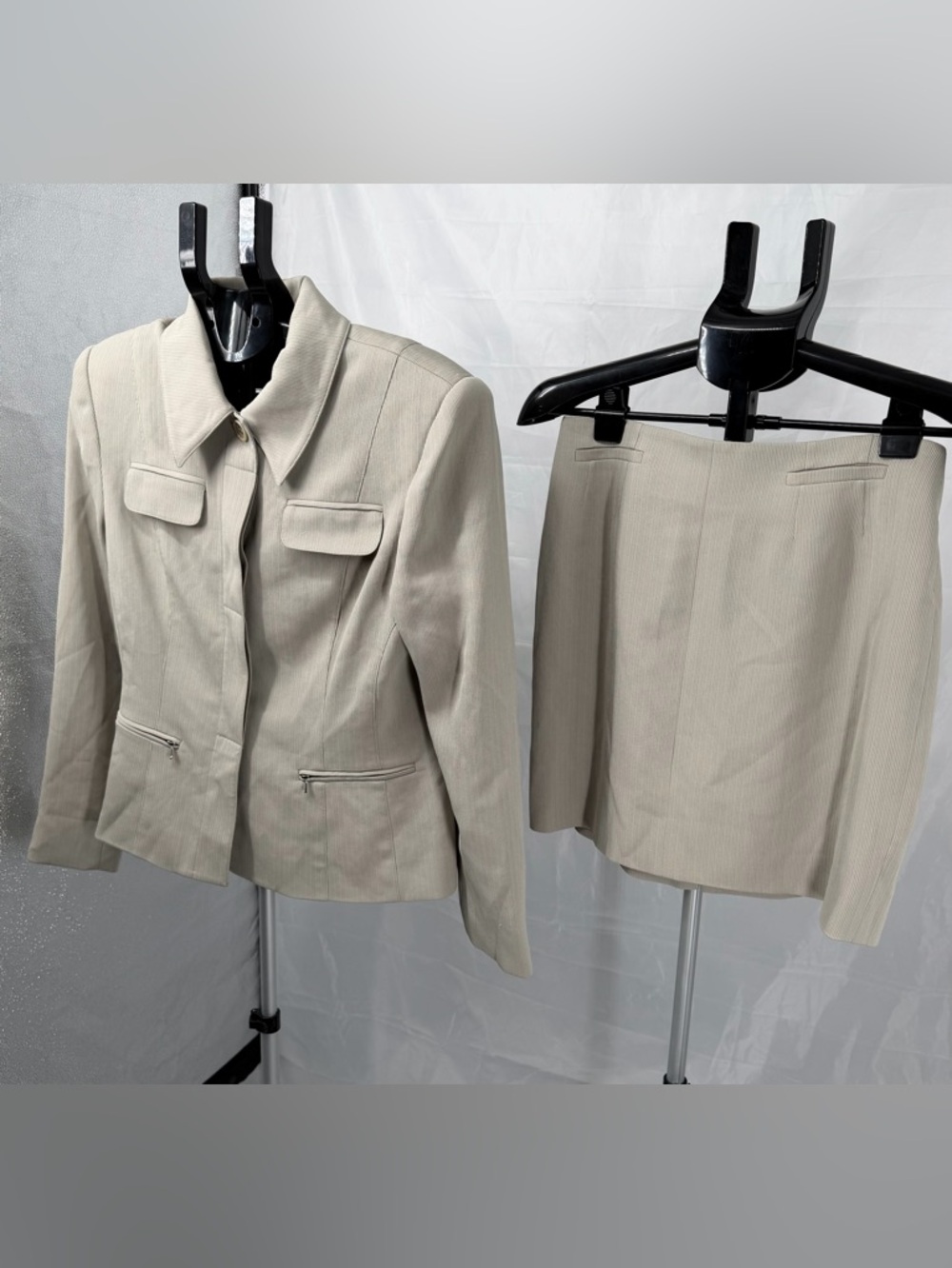Bebe Women light green 2 pc Lined Short Skirt Suit Jacket blazer size 8 NEW